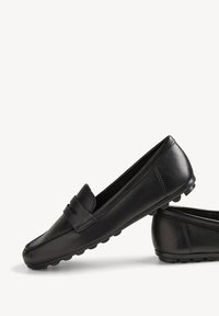 Mocassins en cuir noir avec une finition lisse, une sangle décorative sur le devant et des accents en caoutchouc sur la semelle extérieure pour une meilleure adhérence.