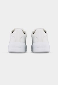 Paire de baskets basses blanches vues de dos avec des semelles épaisses embossées du logo "LOVE MOSCHINO".