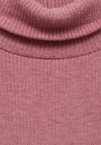 Vaaleanpunainen ribatturvella varustettu neulepusero, jossa on pehmeä rakenne ja taitettu kaulus. Materiaali on mukavan tuntuinen neulottu pinta, jossa on hienovarainen kuvio.