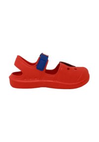 Infradito di plastica rossa con una cinghia regolabile blu, design slip-on, fori di ventilazione sulla parte anteriore e suola testurizzata per una buona presa.