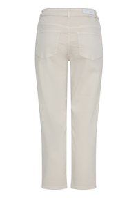 Beežid sirged püksid tagataskute, vööhoidjate ja vöökohale kleebitud sildiga, kujutatud tagant valgel taustal.