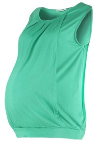 Haut de maternité vert sans manches en tissu doux, présentant des fronces à l'avant et un ourlet ajusté en bas.