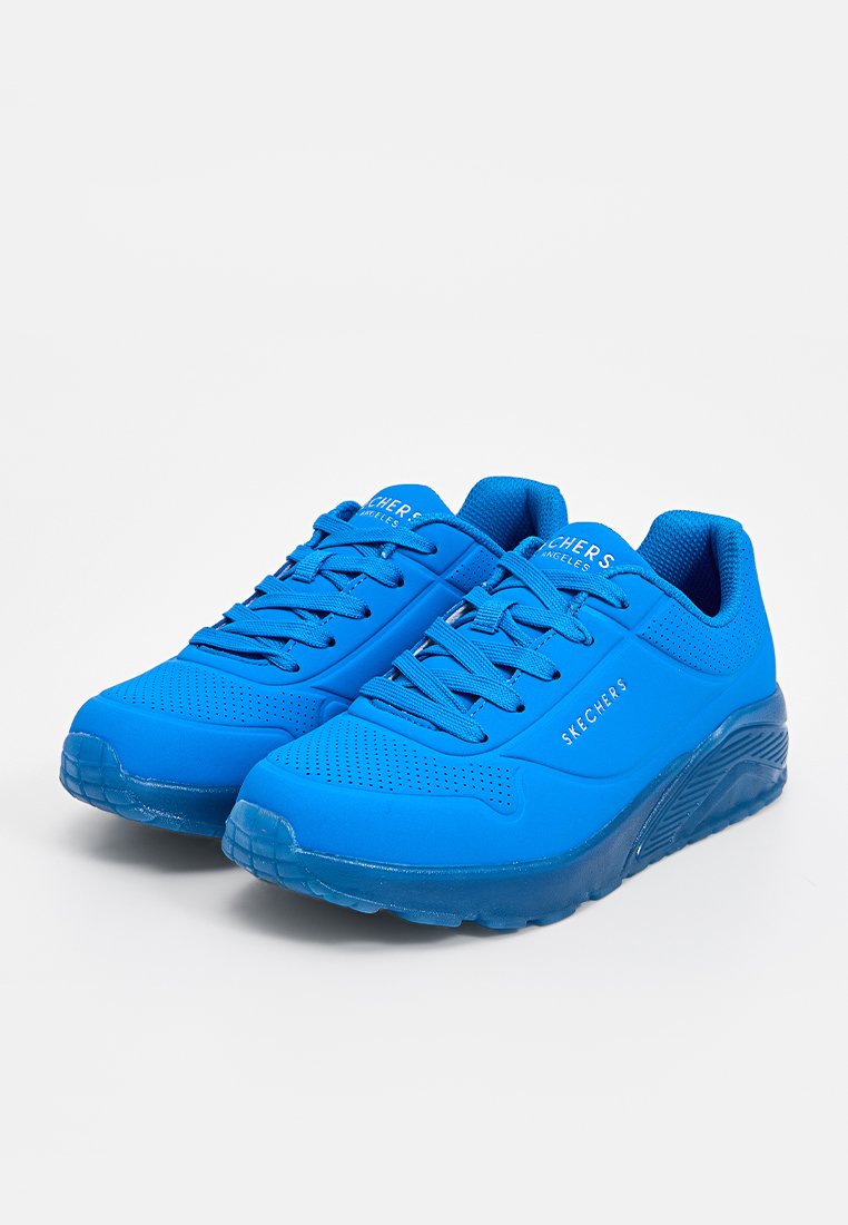 Scarpe da ginnastica blu con suola in gomma liscia, tomaia forata per la traspirabilità e lacci blu abbinati. Nome del marchio "SKECHERS" visibile sul lato.