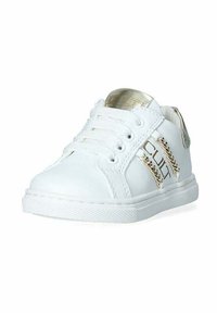 Sneakers bianchi con accenti dorati, caratterizzati da una parte superiore liscia, chiusura con lacci e suola in gomma testurizzata. Il dettaglio laterale include il marchio "CULT".
