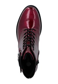 Bottine en cuir verni rouge avec un bout arrondi, des lacets noirs, une fermeture éclair latérale et une surface texturée. Dispose d'une semelle en caoutchouc noire.