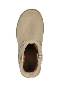 Beige suède enkellaars met een decoratieve glitterband en een metallic accent aan de achterkant. Gladde binnenvoering en platte zool.