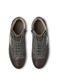 Sneakers alte in suede grigio scuro con dettagli in pelle marrone, dotati di occhielli metallici, una cerniera laterale e una suola testurizzata.