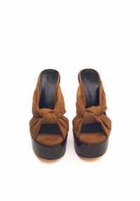 Scarpe platform in suede marrone con dettaglio annodato sulla parte anteriore, design open toe e tacco effetto legno nero testurizzato.