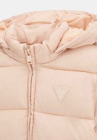 Giacca imbottita rosa con colletto alto, zip frontale e logo testurizzato triangolare. Tessuto liscio con sezioni trapuntate.