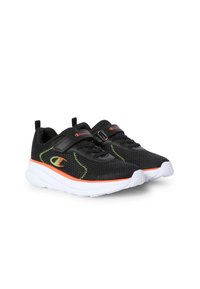 Scarpe sportive in rete nera con suole bianche, accenti arancioni, cuciture verdi a zigzag e cinturini in Velcro con il logo Champion.