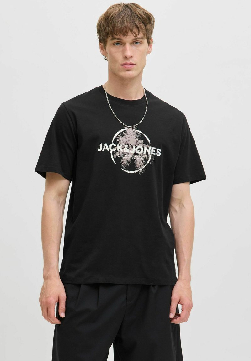 Černé bavlněné tričko s potiskem loga "JACK & JONES" a grafikou palmy v bílé barvě. Krátké rukávy a kulatý výstřih.