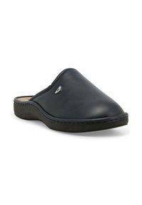 Scarpa slide in pelle blu navy con punta arrotondata, texture morbida e suola nera stampata. Caratterizzata da un piccolo accento di logo argentato.