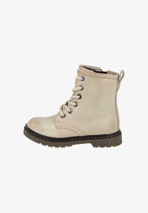 Botín de tobillo de imitación cuero beige con cordones en la parte delantera, cremallera lateral, suela negra y costuras en contraste. Presenta una tirador en la parte posterior.