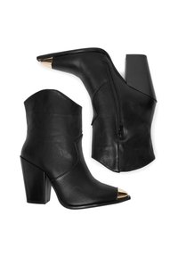 Czarne botki za kostkę wykonane z ekoskóry, z ostrym noskiem z metaliczno-złotą końcówką, masywnym obcasem i bocznym zamkiem.