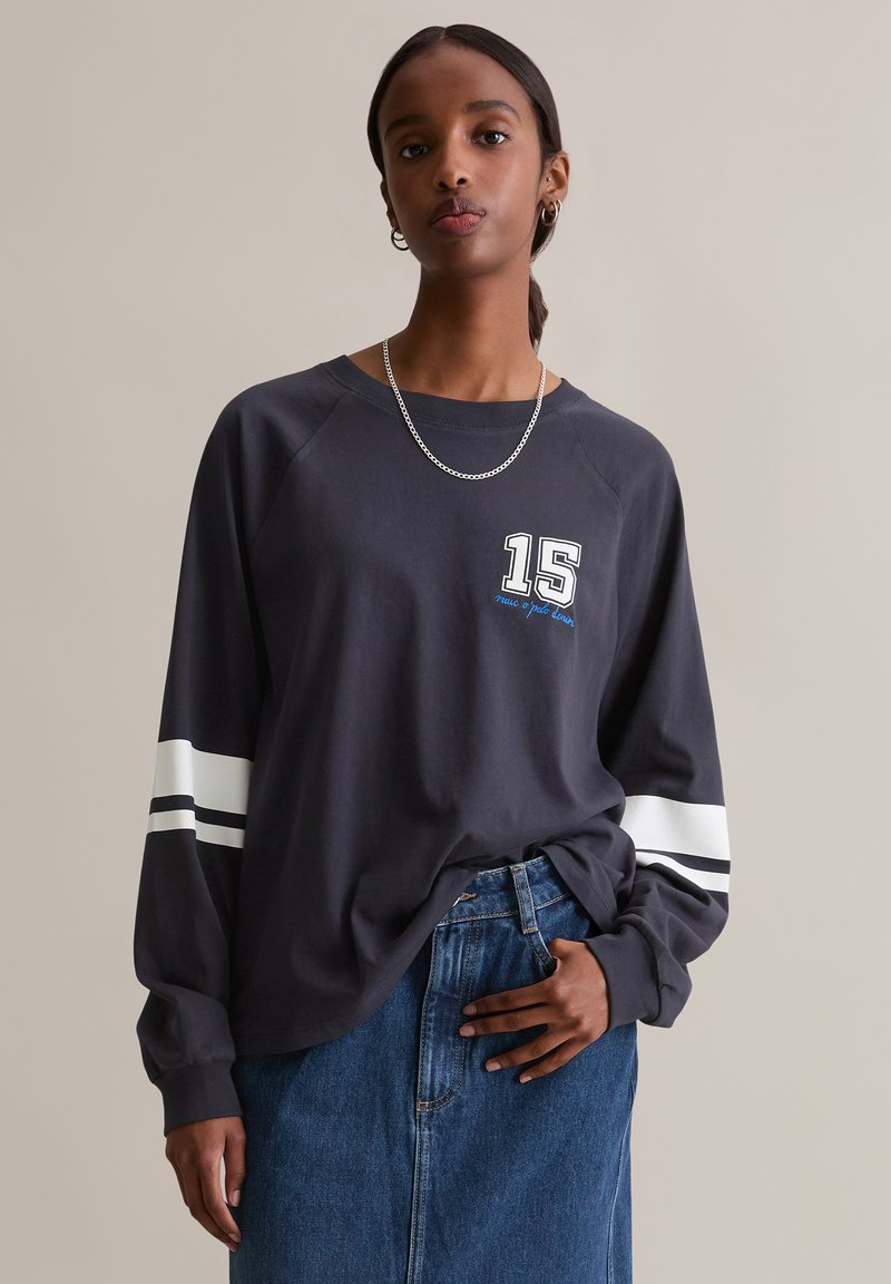 Langsleeve donkergrijze shirt met witte strepen op de mouwen en een grafisch cijfer "15" op de voorkant. Zachte stof, comfortabele pasvorm, casual stijl.