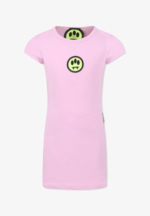 Abito di cotone rosa con maniche corte. Presenta una grafica circolare di un sorriso nero e verde neon al centro. Design semplice, vestibilità casual.