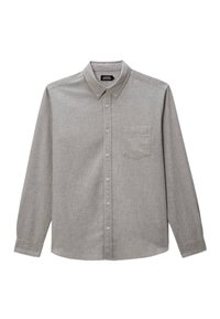 Chemise grise à boutons, fabriquée en tissu tissé. Comprend un col, des manches longues, une poche sur le devant et sept boutons sur le devant.