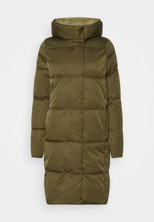 Long manteau d’hiver matelassé vert olive avec col montant et manches longues, conçu pour la chaleur et une couverture complète du corps.