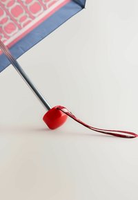 Paraply med en blå baldakin og lyserød mønsterkant. Har et rødt plastgreb og et matchende bælte til sikker bæring.