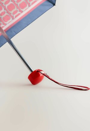 Kék tetős, rózsaszín mintás szélekkel rendelkező ernyő. Piros műanyag fogantyúval és hozzáillő pánttal, a biztonságos hordozás érdekében.