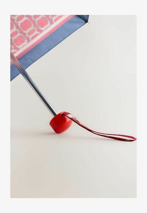 Paraplu met een blauwe doek en een roze patroonrand. Heeft een rode plastic handvat en een bijpassende strap voor een veilige draagwijze.
