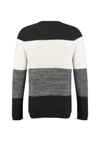 Męski sweter z poziomymi paskami w kolorze czarnym, szarym i białym. Gruby splot, okrągły dekolt i długie rękawy.