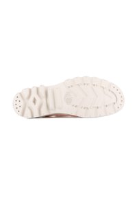 Semelle de chaussure en caoutchouc blanc avec des motifs de bande de roulement texturés. Comprend des zones de grip définies et des trous de ventilation pour une respirabilit�é optimale.