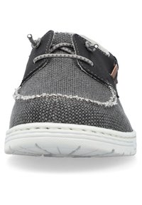 Scarpe in tessuto grigio con tomaia strutturata, suola in gomma bianca, cuciture a contrasto e dettagli metallici sul tallone e sui lacci.