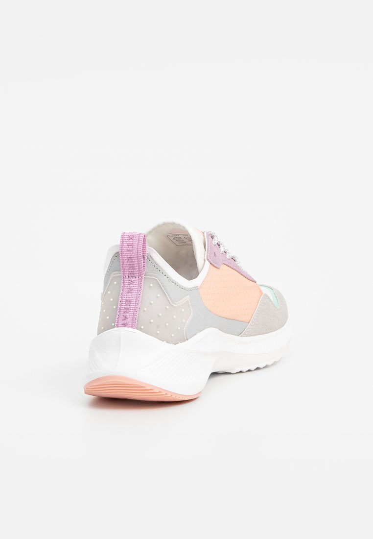 Zapatillas deportivas con un diseño multicolor que incluye acentos grises, rosas y naranjas. Fabricadas con malla y tela, cuentan con un respaldo texturizado y suela de goma.