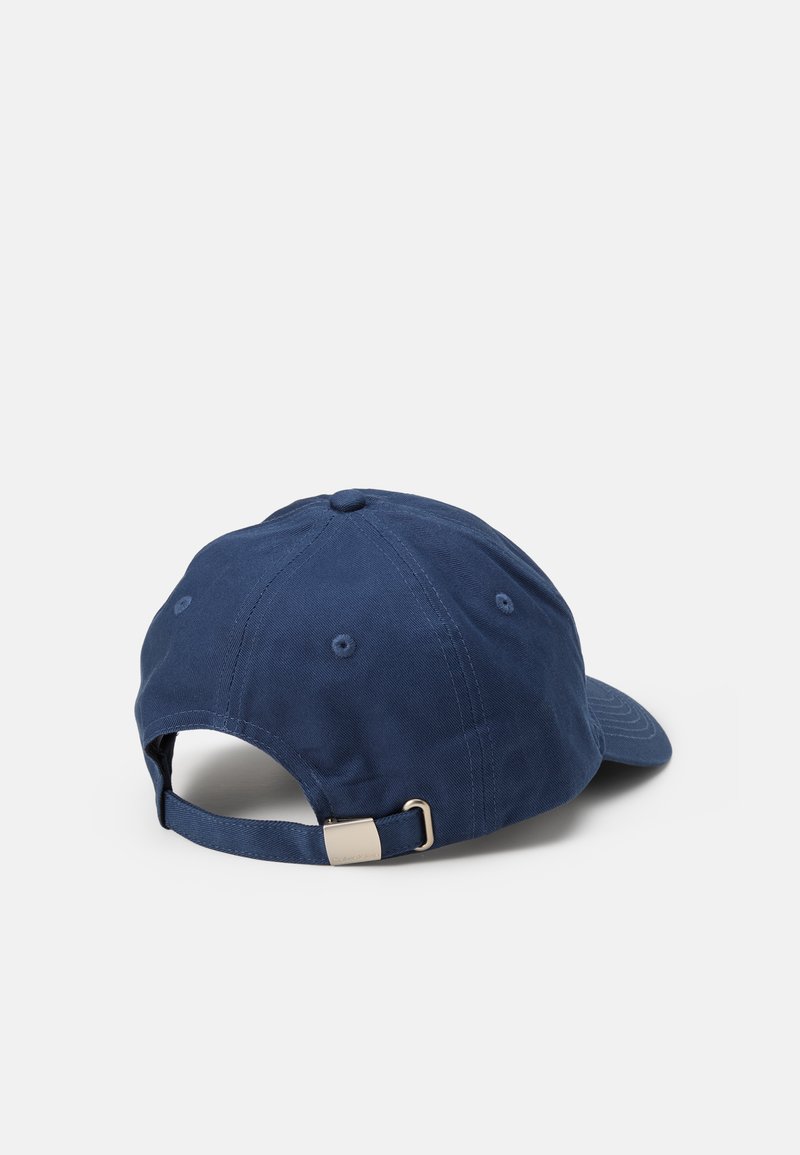 Marineblaue Baseballmütze aus Baumwolltwill, mit gebogenem Schirm, verstellbarem Hinterriemen und einem Metallschnallen-Detail.