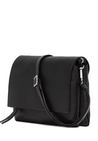 Borsa a tracolla in pelle nera con una forma strutturata, chiusura a pattina, tracolla regolabile e finiture in metallo argentato. Superficie testurizzata.
