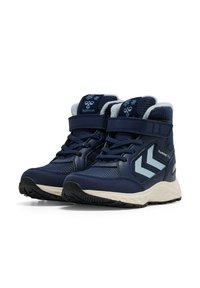 Granatowe wysokie buty sportowe o fakturowanej powierzchni, wzmocnionym nosku, jasnoniebieskich akcentach i białej podeszwie środkowej, z rzepem i sznurówkami.