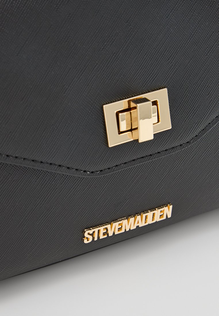 Borsa a tracolla nera con texture, dotata di una chiusura in metallo dorato e logo. Presenta un design elegante e linee pulite, enfatizzando la semplicità e l'eleganza.