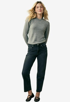 Hallin gray pikkade varrukatega särk ümmarguse kaelusega, koos tume sinise sirge säärega teksade ja mustade ballerina kingadega. Minimalistlik disain.