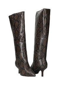 Bruine laarzen van slangenleer met een hoge schacht, een puntige neus, kleine hak en een gladde textuur; hebben een glanzende afwerking en een subtiel geometrisch patroon.