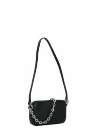 Borsa a tracolla in finta pelle nera con forma rettangolare, accentata da una catena argentata e una superficie liscia. Presenta una chiusura con zip.