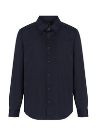 Camicia a maniche lunghe di un blu navy scuro con colletto classico, apertura frontale con bottoni e un logo discreto. Tessuto liscio con vestibilità su misura.