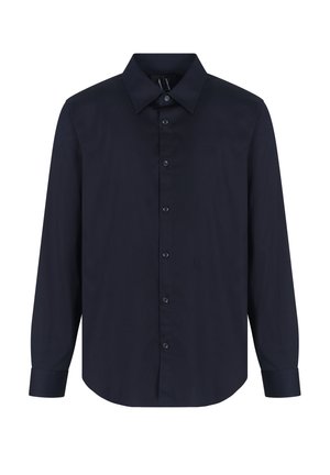 Camicia a maniche lunghe di un blu navy scuro con colletto classico, apertura frontale con bottoni e un logo discreto. Tessuto liscio con vestibilità su misura.