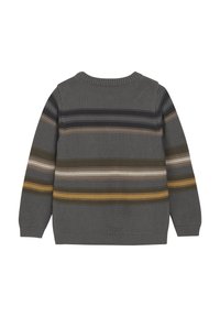 Grå stickad tröja med horisontella ränder i mörkgrön, beige och senapsgul. Har en ribbad hals och muddar. Texturerad tyg.