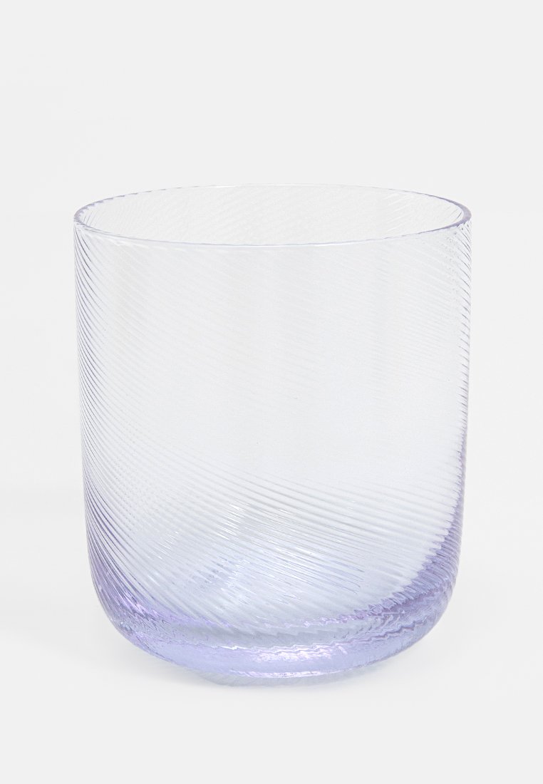 Vasija de vidrio claro y lavanda con un patrón de remolino texturizado, que presenta un borde liso y una base redondeada para mayor estabilidad.