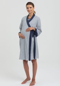 Paskowana szlafrok ciążowy w niebiesko-białe paski, z wiązanym zapięciem, szerokimi rękawami oraz długością do kolan i gładką fakturą.