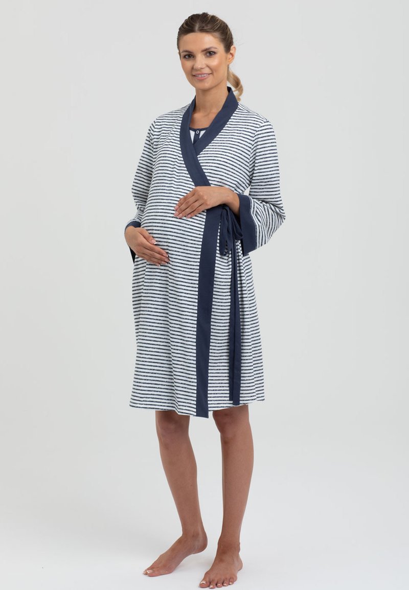 Paskowana szlafrok ciążowy w niebiesko-białe paski, z wiązanym zapięciem, szerokimi rękawami oraz długością do kolan i gładką fakturą.