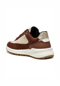 Scarpe sportive in suede marrone e pelle beige con un mi-scarpa bianco texturizzato, accenti di tacco a contrasto e una suola in gomma con battistrada.