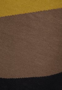 Gebreide stof met horizontale strepen in geel, bruin en zwart. Zachte textuur met een gladde afwerking; kleuren verlopen naadloos in elkaar.