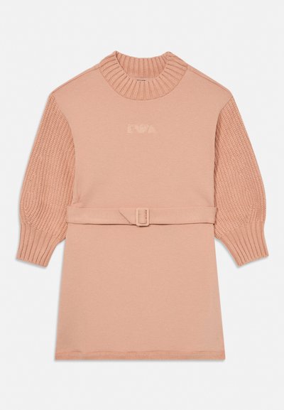 Pinkes Strickkleid mit geripptem Stehkragen, strukturierten langen Ärmeln, passendem Gürtel mit Schnalle und dezentem Logo auf der Brust.