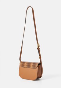 Borsa a tracolla in pelle marrone con un flap testurizzato di un marrone più scuro. Presenta una fascia sottile e dettagli in oro. Compatta con bordi arrotondati.