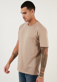 Buratti REGULAR FIT - Tricou basic - mink