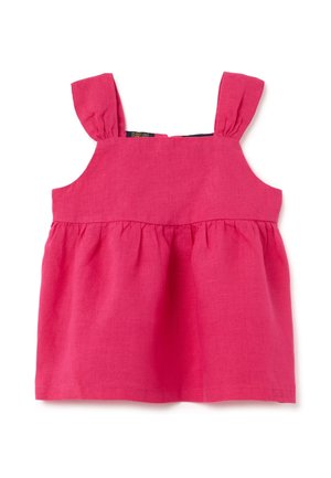 Helles pinkfarbenes ärmelloses Kleinkindkleid mit breiten Schulterriemen und geraffter Taille auf weißem Hintergrund.