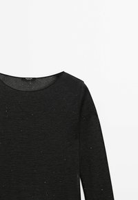 Haut en maille noir à manches longues avec de subtiles touches argentées et un col rond, étiqueté Massimo Dutti, sur fond blanc.