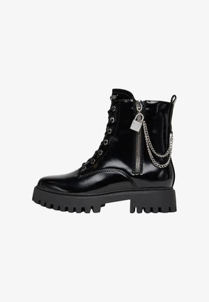 Czarne lakierowane botki za kostkę z masywną podeszwą, sznurowanym przodem, bocznym zamkiem błyskawicznym i detalami w postaci łańcucha. Wyposażone w srebrne elementy ozdobne.